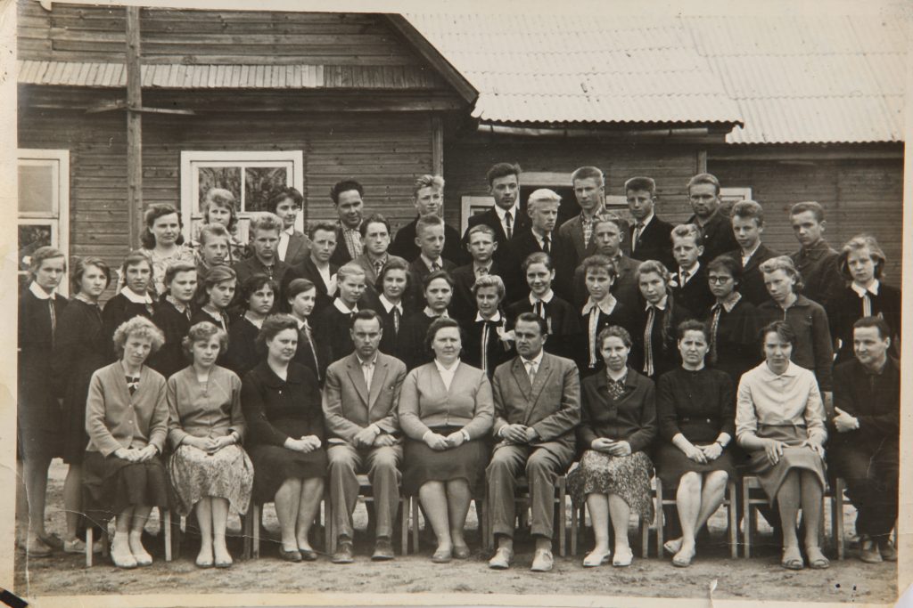 1964m. Kriaunų vidurinės mokyklos aštuntokų visos laidos nuotrauka - 1964 m. liepos 17 d.
